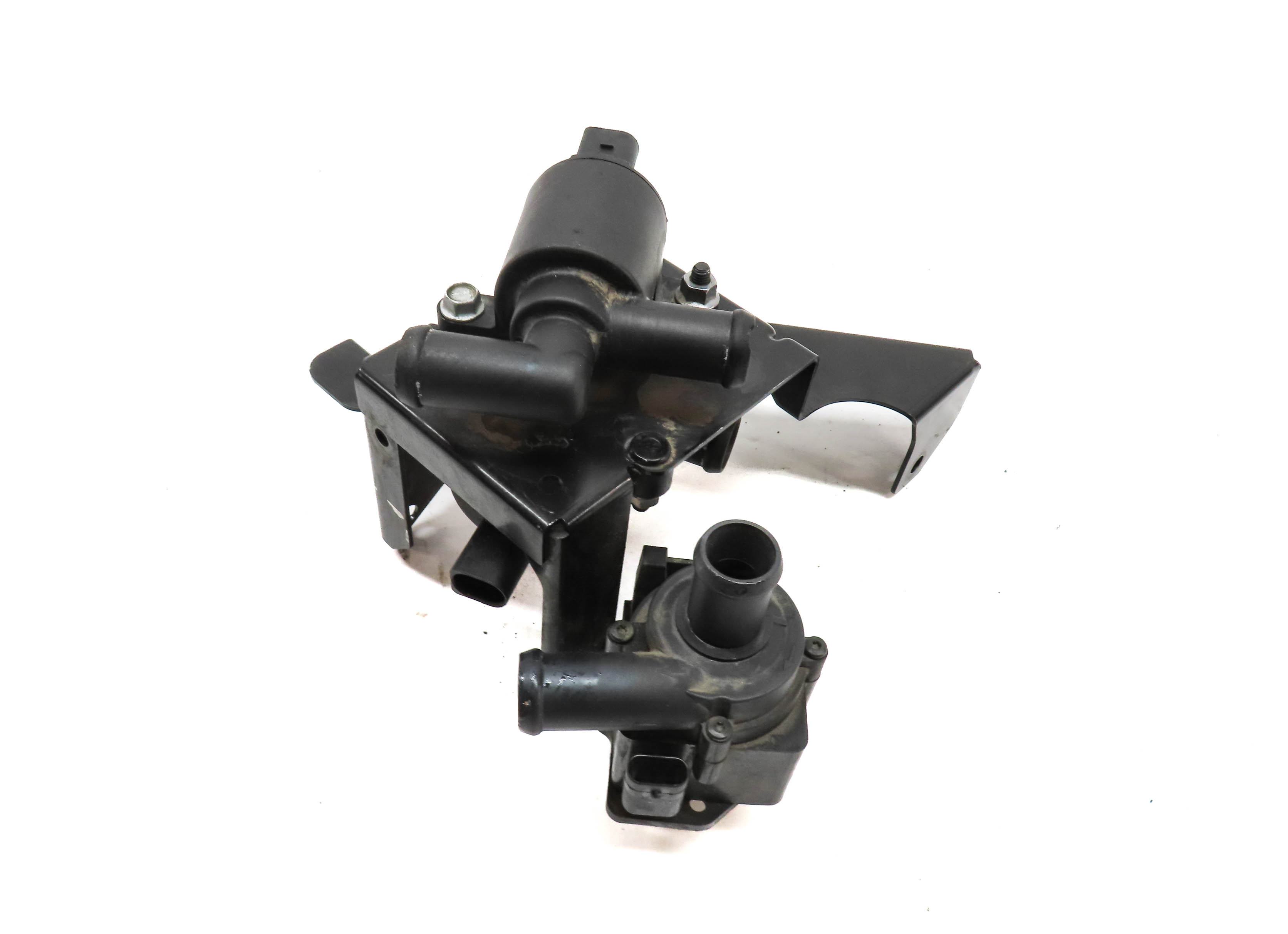 2014 AUDI Q5 (B8 8R) 2.0L HYBRID (CHJA) ENGINE WATER PUMP BRACKET w/3 PUMPS — exact item pictured